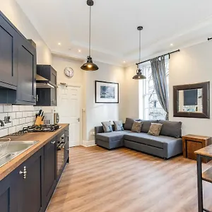 Traditional 3 Bedroom Quiet Duplex Flat By High St, Trams And Buses - Just 1-5 Miles To Centre Royaume-Uni