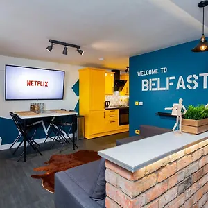 Funky - Secure Parking - Wifi - Sleeps 6 - No Parties Apartment